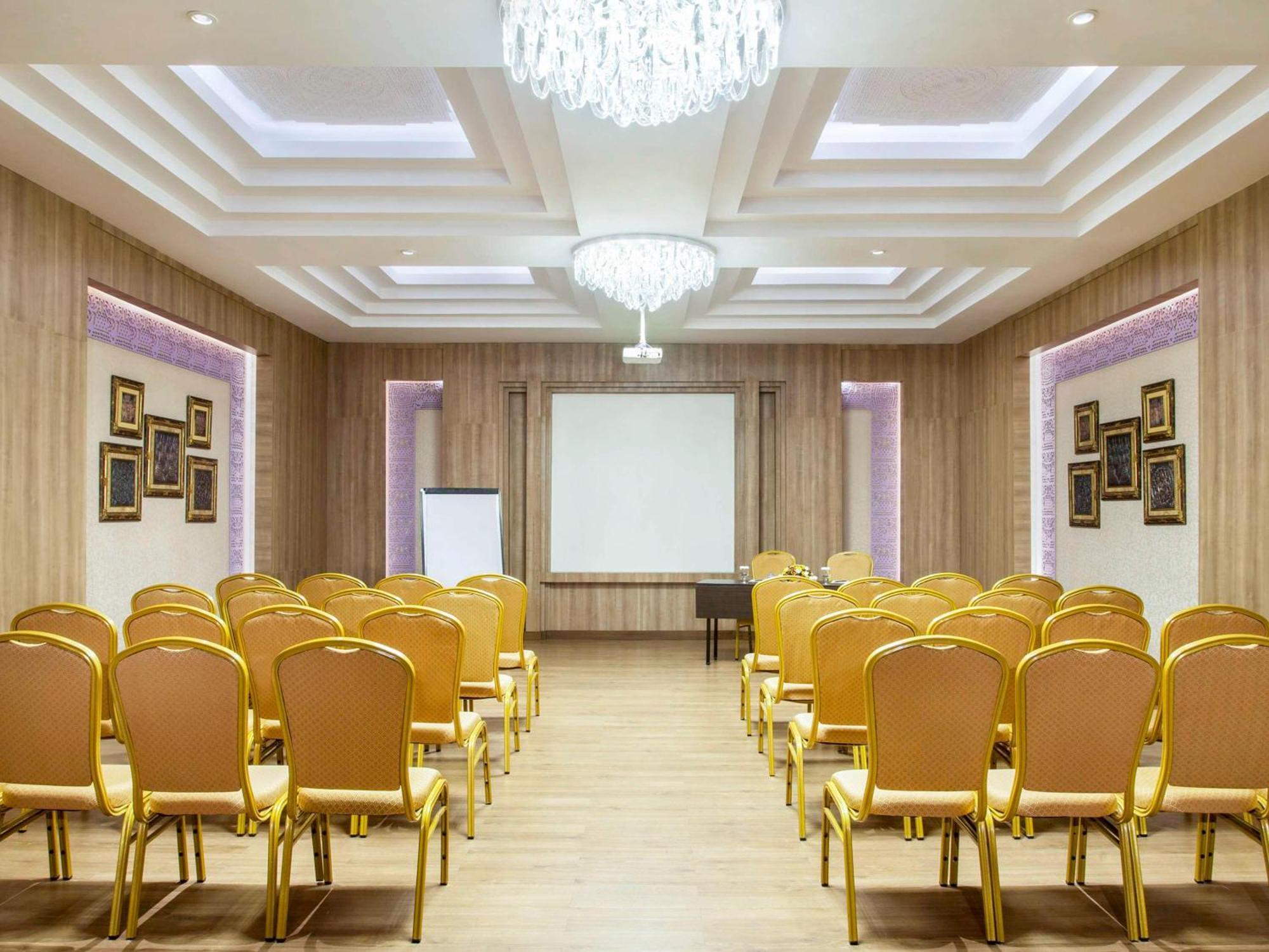 Ibis Yogyakarta Adi Sucipto Hotel 3*